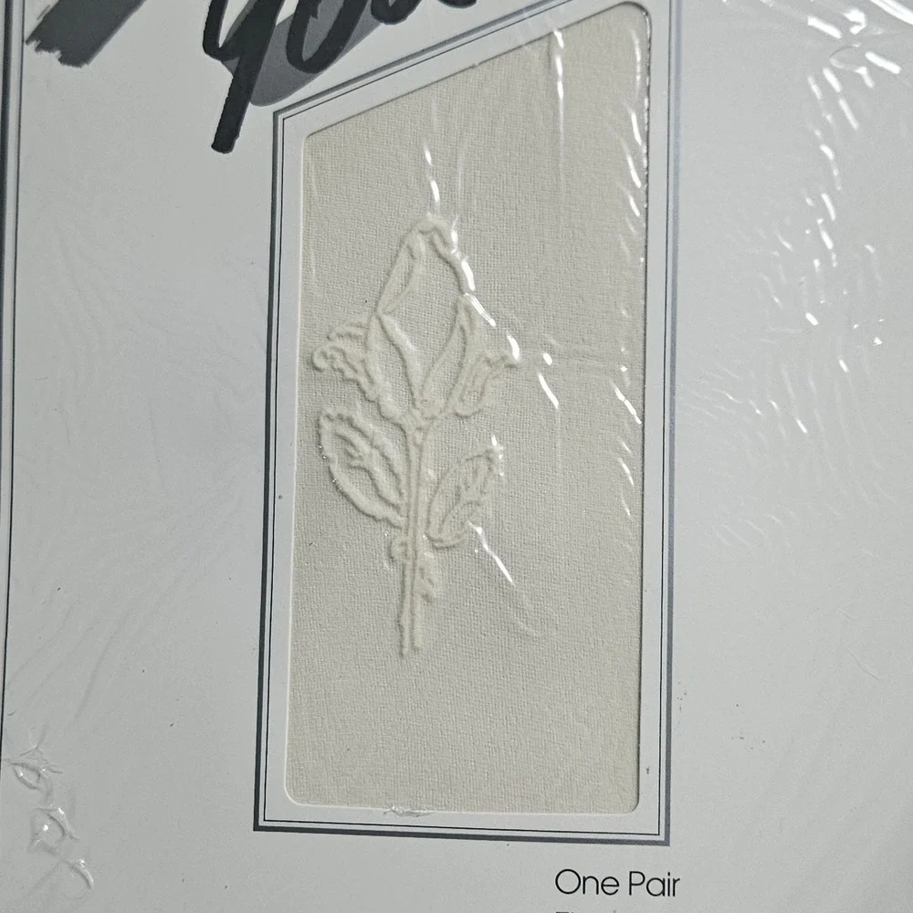 VTG Luv n You Rosalie Ivory Thigh High Stockings Lace Cuff Right Ankle Flock NWT